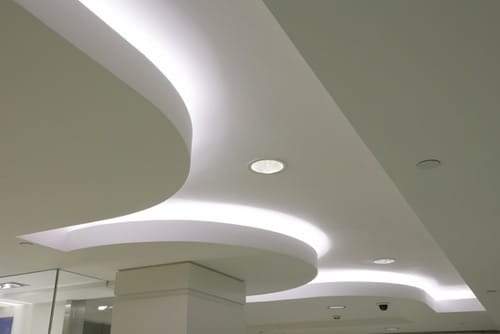Потолки со сложной конструкцией мыть непросто