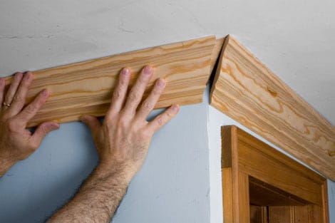 Как правильно установить деревянный плинтус