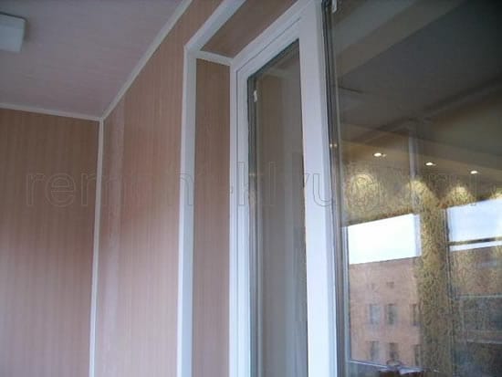 Пластиковый уголок в качестве плинтуса