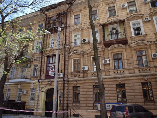 на потолке лепнина