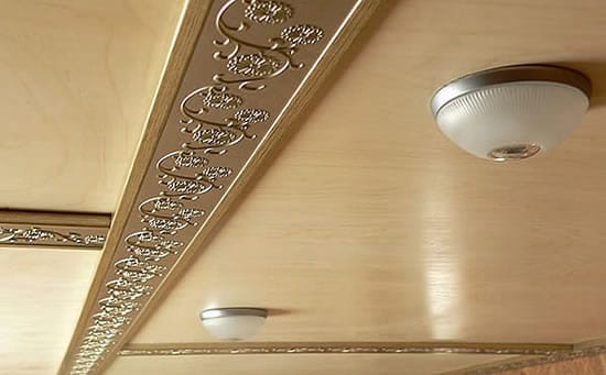 Отделка потолка в частном доме с помощью фанеры