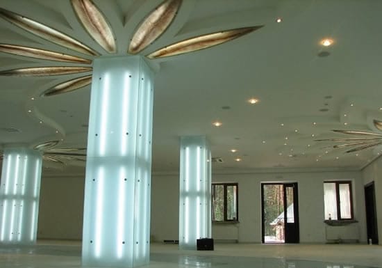 Подсвеченное узорчатое стекло в декоре потолка