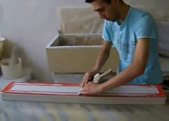 Приглаживание гипсовой поверхности шпателем