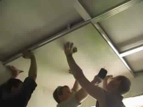 Первый лист гипсокартона крепим с угла от окна
