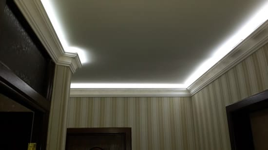 Потолок, подсвеченный по периметру светодиодной лентой