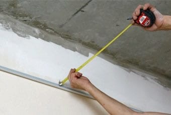 Делаем установку пристенного плинтуса